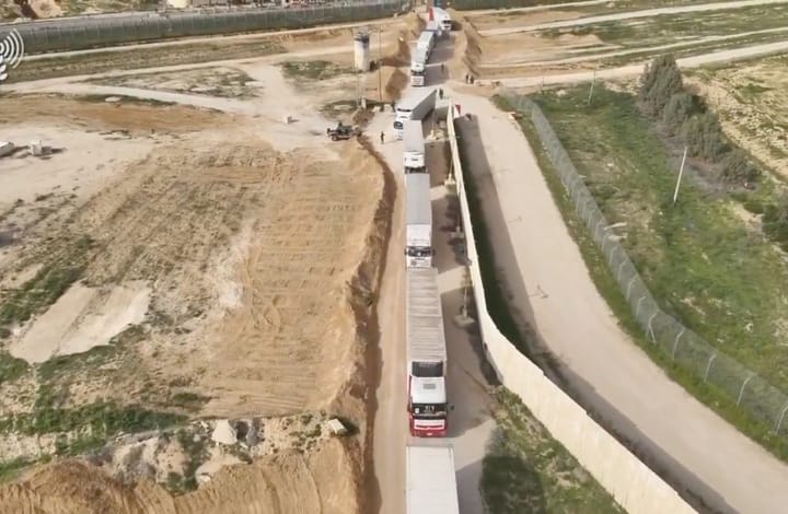900 Trucks of Aid for Gaza Waiting to Be Collected